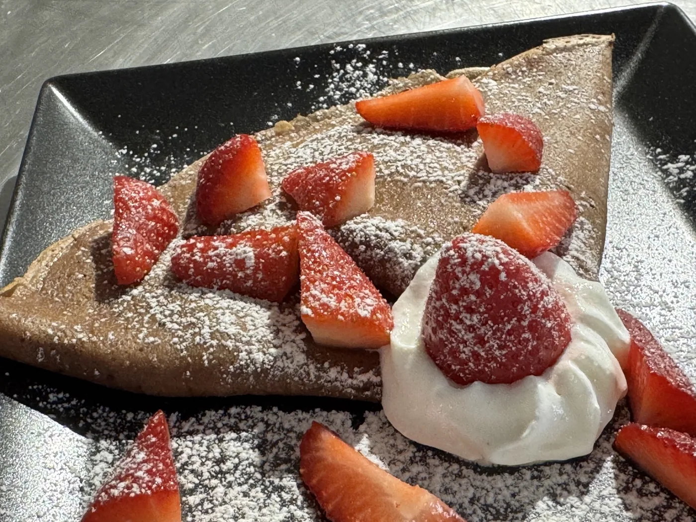 Crêpe con fragole e panna, fotografia del ristorante